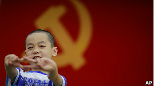 Garoto em frente à bandeira da China | Crédito da foto: AP