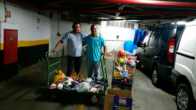 Maurício-Forte-junto-com-o-assessor-Leandro-entregando-brinquedos-e-alimentos