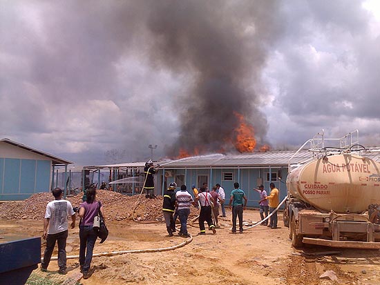 Trabalhadores colocaram fogo no acampamento da obra da Camargo Corrêa em Jirau (RO) na semana passada. Eles pedem melhores condições de trabalho