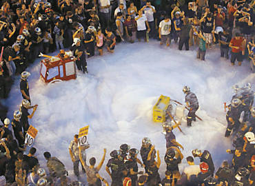 Bombeiros lançam espuma em protesto em Madri contra plano de austeridade do governo