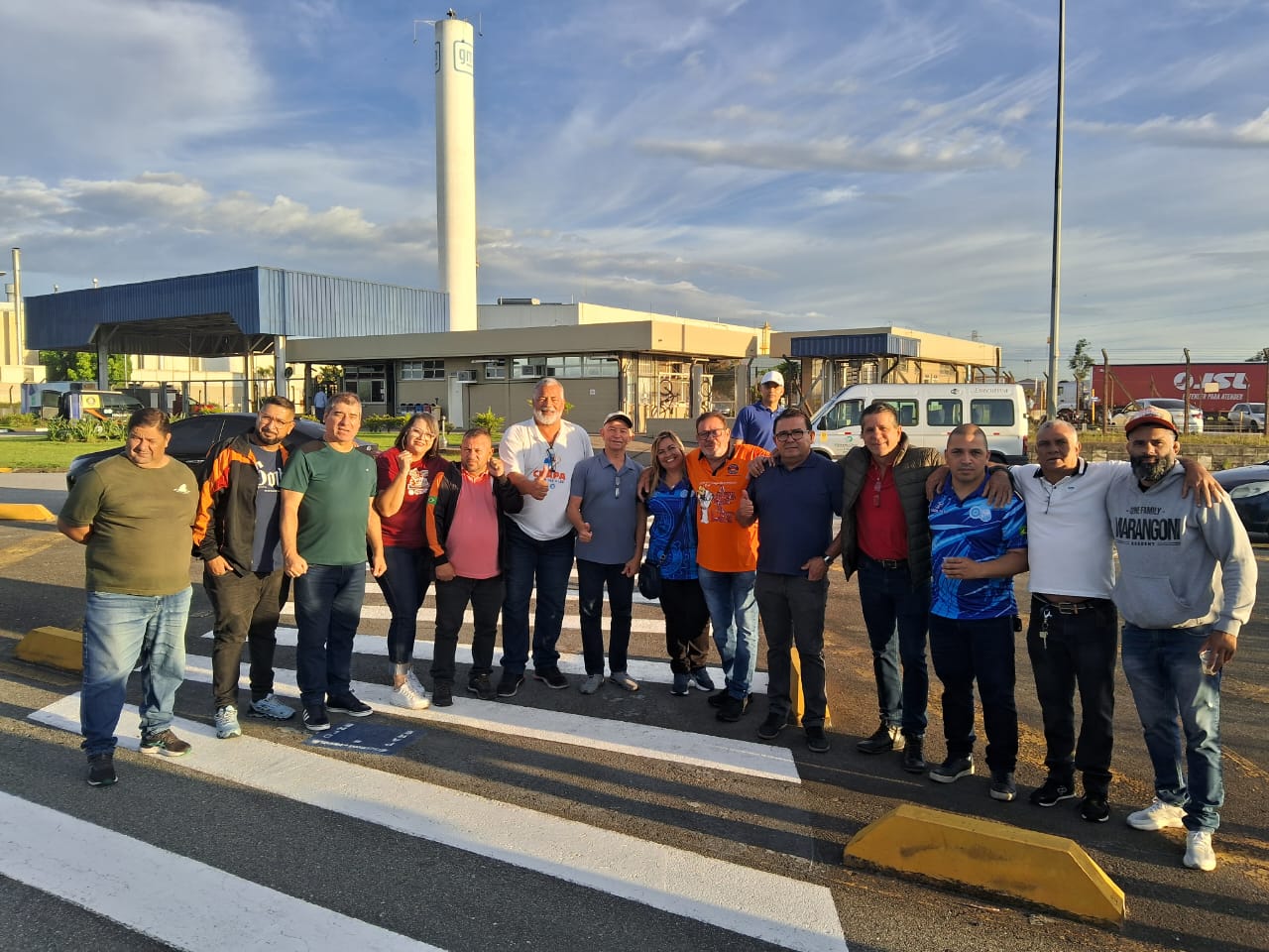 Diretoria do Sindicato em apoio ao diretor David Martins na GM de Mogi