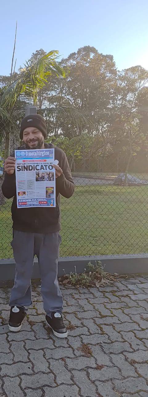Trabalhador da JCL Cabos, base do Tadeu Morais, com o jornal do Sindicato
