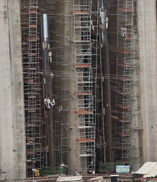 Alpinismo: nas obras da Usina de Santo Antônio, os  trabalhadores chegam a escalar até 45 metros/Foto:Simone Marinho - O Globo