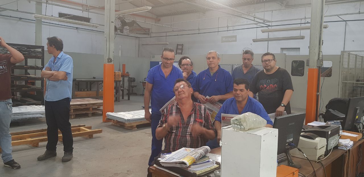 Barrote Ortega e Bor, explicando sobre a situação do pais e entregando jornais a empresa. Equipe do diretor José Luiz3