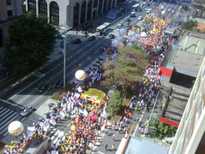 Trabalhadores fazem protesto na Avenida Paulista (Foto: Fabiano Freitas/VC no G1)