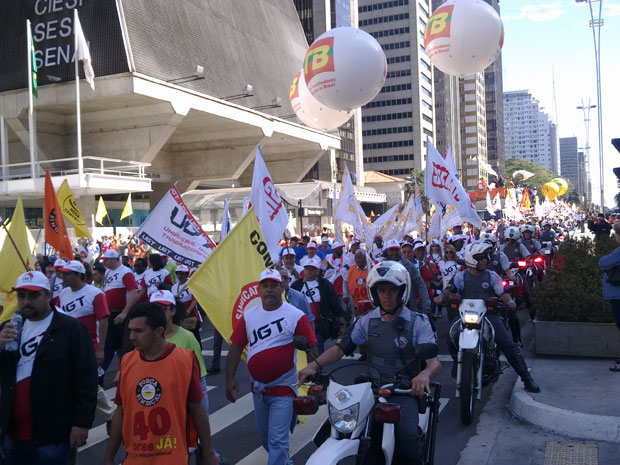 Manifestantes ocupam sentido Paraíso da Avenida Paulista (Foto: Glauco Araújo/G1)