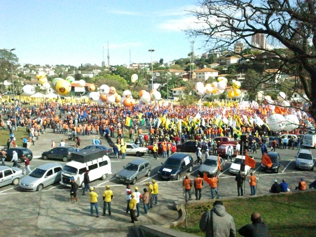 Sindicalistas se concentravam por volta das 10h desta quarta-feira (6) na Prça Charles Miller, no Pacaembu, na Zona Oeste de São Paulo, para uma manifestação pela aprovação da pauta trabalhista no Congresso Nacional. Os manifestantes prometem seguir pela  (Foto: Glauco Araújo/G1)